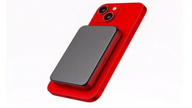 赤いiPhoneに取り付けた薄型MagSafe対応モバイルバッテリー