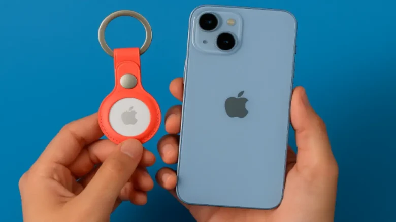 AirTagファインウーブンキーリング（コーラル）がiPhoneに装着されている様子