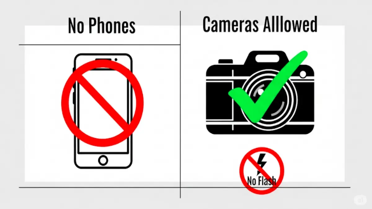 修学旅行のカメラ持ち込み規定を確認する生徒と案内資料のイメージ
