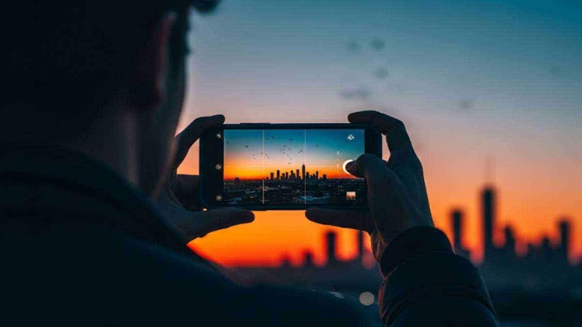 Xperia 1 VIIの望遠で夕焼けの海とシルエットの人物を捉えたイメージ（85〜170mmの光学ズームシーン）