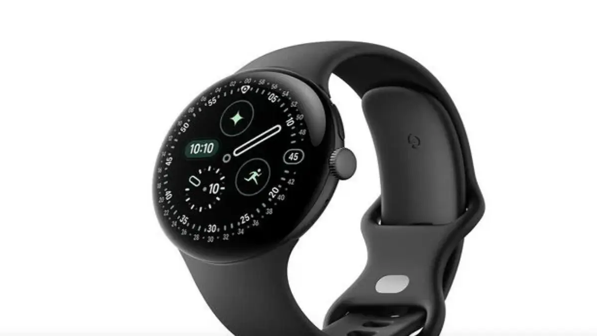 Pixel Watch 4 ブラックモデルを斜めから撮影した商品画像。丸型ディスプレイとスポーツバンドが見える