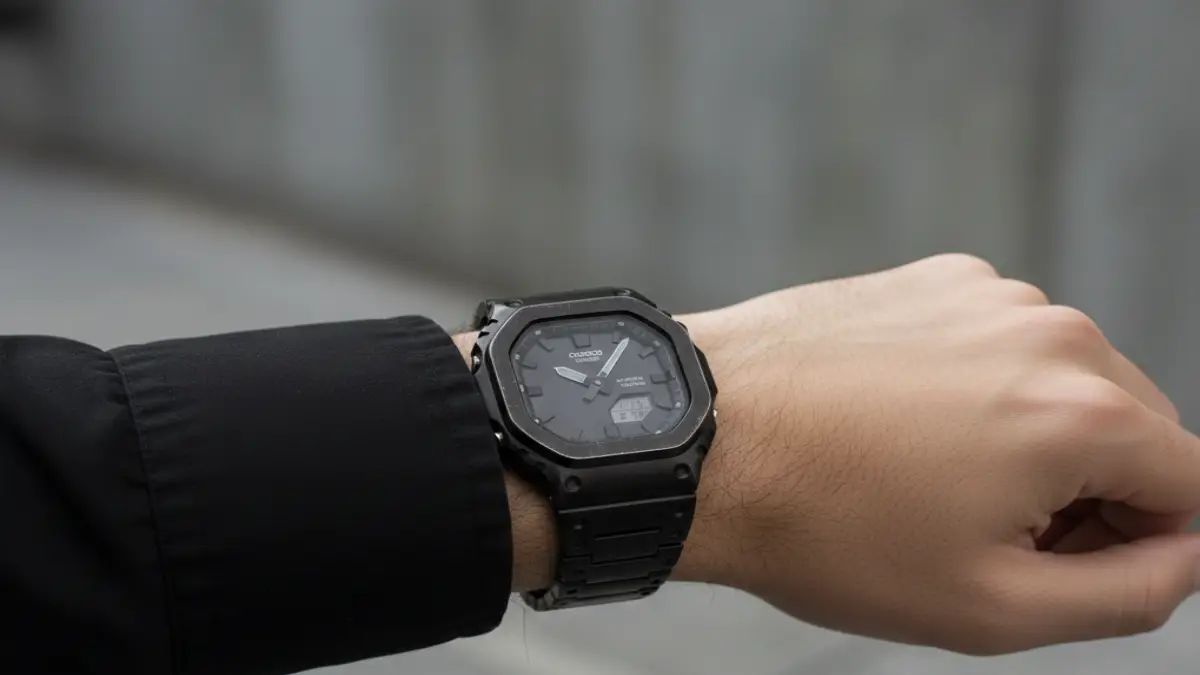 黒のG-SHOCKフルメタルに入った擦り傷の見え方