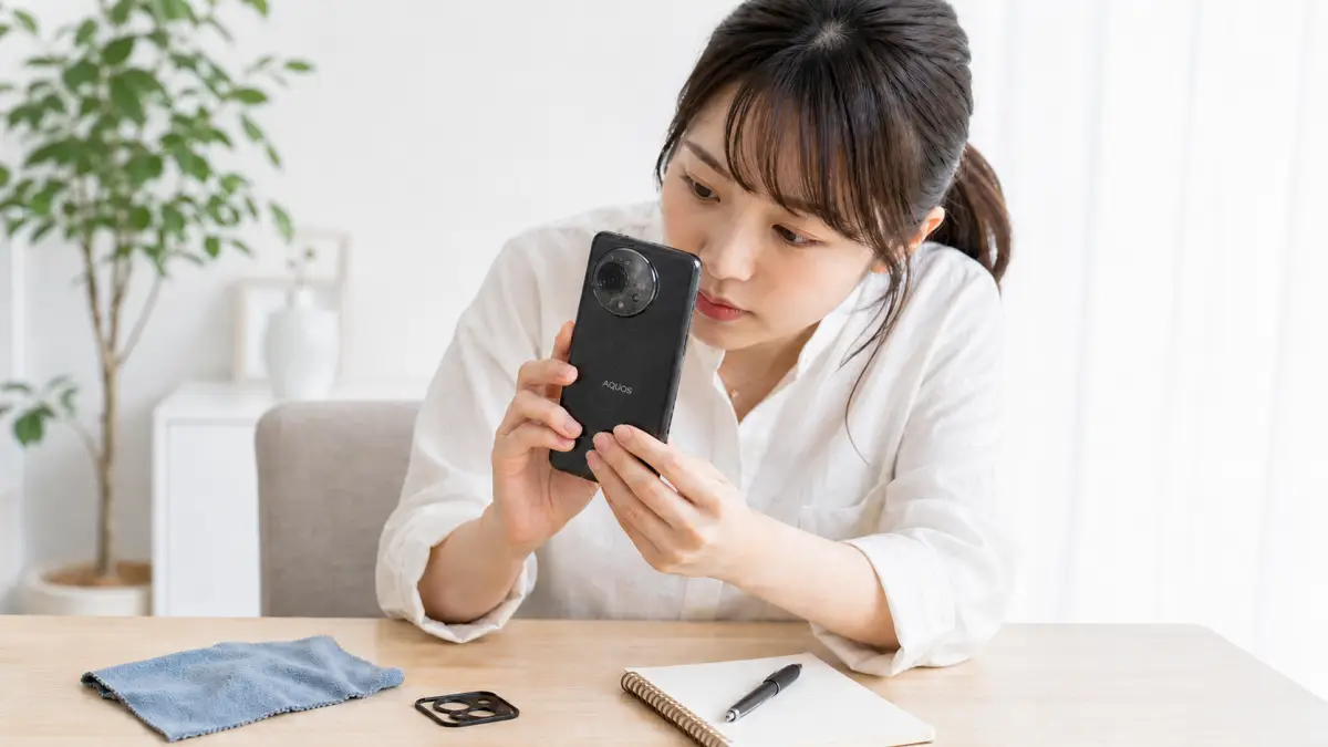 AQUOS R10 カメラレンズコーティング剥がれ 修理を検討する日本人女性のイメージ