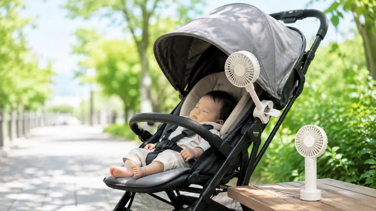 ベビーカーに使いやすいハンディファンのおすすめイメージ 夏の公園でベビーカーに取り付けたハンディファンと卓上タイプの携帯扇風機