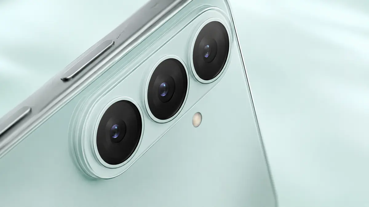 Galaxy S26 FEのトリプルカメラ Galaxy S26 FEの背面トリプルカメラを接写した画像