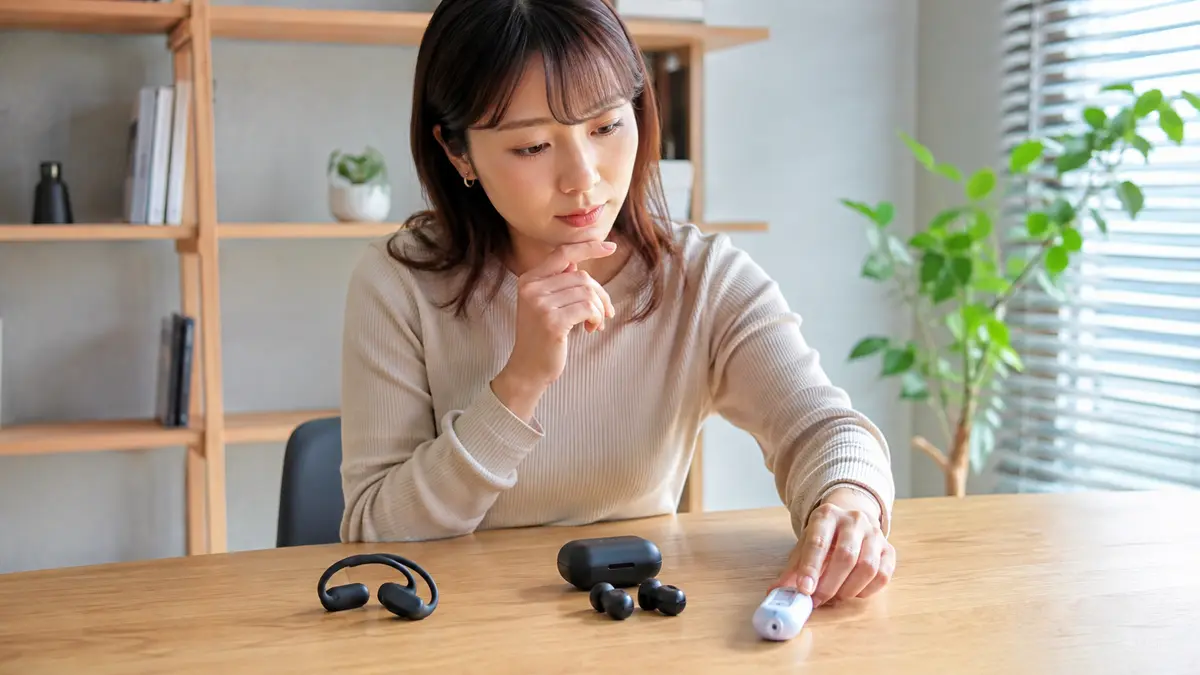 GLIDiC AI +u Budsと競合製品を比較する様子 GLIDiC AI +u Budsと競合のAIレコーダーやイヤホンを比較する男性