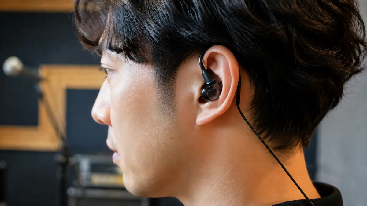 Sony IER-M500 フィッティングサポーター装着イメージ Sony IER-M500のフィッティングサポーターを装着した耳元のクローズアップ